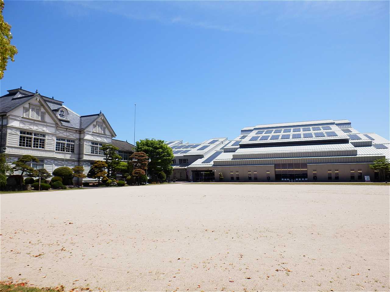 真庭市立久世図書館