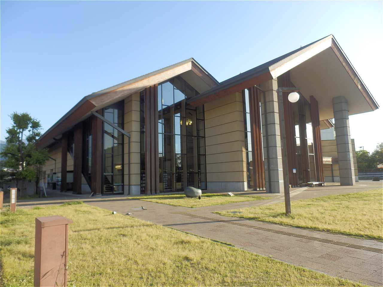 西条市立西条図書館